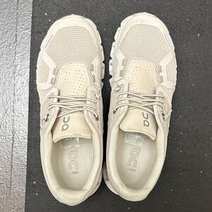Women’s On Cloud 5 Pearl White Size 6